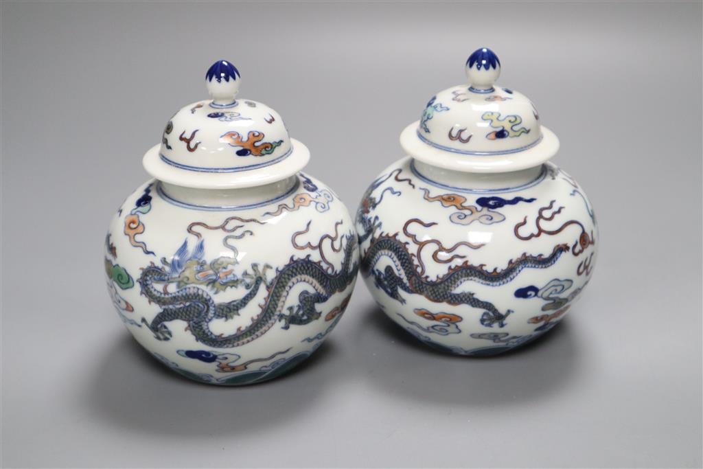 A pair of small Chinese jars and covers, famille verte enamels, 12.5cm
